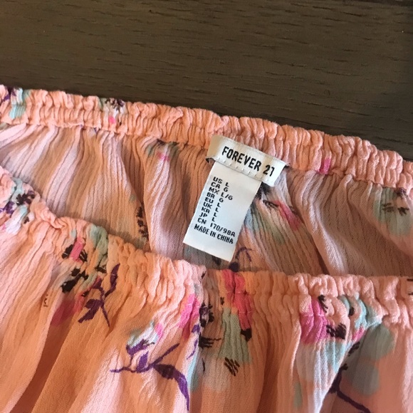 3/$25 ———  
Like New Off The Shoulder Crop Top - Picture 4 of 4